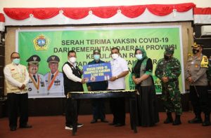 Arif Serahkan 3.480 Vial Vaksin Kepada Pemkab Karimun