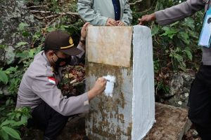 Polisi Membenahi Monumen di Pulau Terdepan NKRI Wilayah Bintan