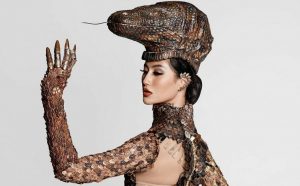 Penampilan Bikini Ayuma dengan Gaun Malam dan Busana Komodo Membanggakan Indonesia