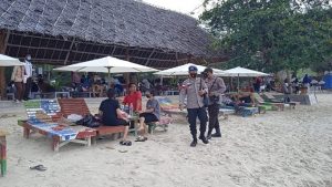 Pengunjung Pantai Trikora Ramai, Polisi Sibuk Pantau Protokol Kesehatan