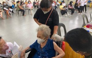 Vaksinasi Lansia Warga Tionghoa di Kijang, Cai Yi Tang: Kami Vaksin biar Indonesia Sehat