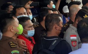 Kejari Menitipkan Ignatius Mr Bom ke Tahanan Polres Bintan
