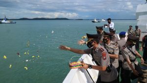 Jelang HUT ke-75 Bhayangkara, Polisi ke Makam dan Tabur Bunga di Laut