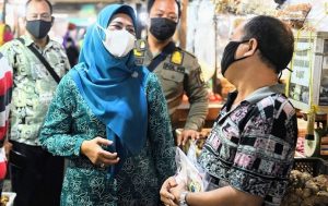 PPKM Level 3, Dewi Kumalasari Bagikan 20 Ribu Masker buat Warga Pasar Tanjungpinang