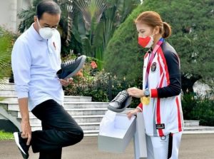 Usai Terima Bonus, Greysia Polii Mempromosikan FINE COUNSEL ke Presiden Jokowi