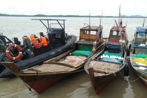 Posmat TNI AL Kembalikan Tiga Kapal yang Hanyut ke Nelayan