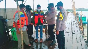 Cuaca Ekstrem, Plt Bupati Bintan Mengingatkan Camat dan Lurah, Polsek Bintan Timur Menemui Nelayan
