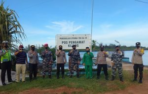 Kapolsek Bintan Timur Mendatangi Posmat TNI AL Kijang, Beri Kejutan