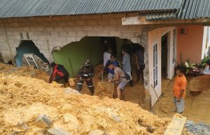 Pemukiman Warga Bintan Utara Dihantam Banjir dan Tanah Longsor