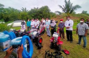Wako Tanjungpinang Rahma Menyerahkan Bantuan Alat Pertanian buat Kelompok Tani