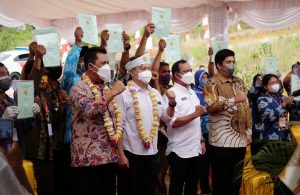 Wamen ATR/BPN Serahkan Sertifikat Tanah, Warga Lancang Kuning ‘Merdeka’ dari Kawasan Hutan