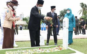 Hari Pahlawan 2021, Ansar Ahmad Menziarahi Makam Ayah Sani dan Syahrul