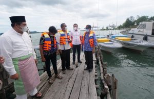 Plt Bupati Bintan Menyerahkan 7 Unit Kapal untuk Nelayan Tradisional
