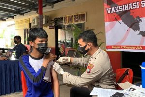 Ratusan Warga Bintan Ikut Vaksinasi Serentak Polres, Dipantau Kapolri