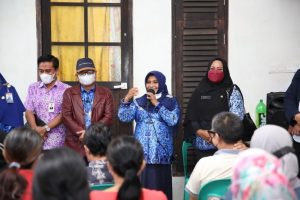 Wako Tanjungpinang Hj Rahma Menyalurkan CSR Bank RiauKepri untuk 54 Pedagang Kecil
