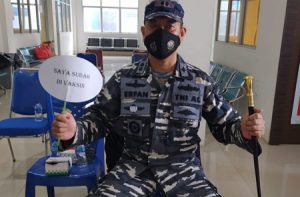 Danlanal Tarempa Suntik Vaksin Covid-19 Bareng Abdul Haris