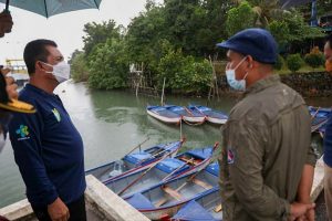 Gubernur Kepri Menyerahkan Bantuan Kapal dan Alat Tangkap Perikanan ke Nelayan
