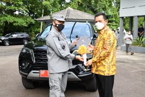 Ansar Ahmad Menyerahkan Mobil Operasional untuk Kamla Zona Maritim Batam