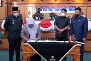 Wali Kota dan Pimpinan DPRD Tanjungpinang Menandatangani Tiga Perda di Akhir Tahun 2021