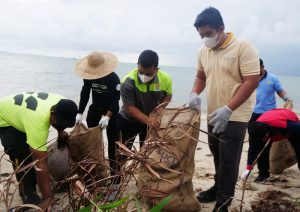 Mempersolek Pantai Trikora di Akhir Tahun, Plt Bupati Bintan dan FKPD Pungut Sampah