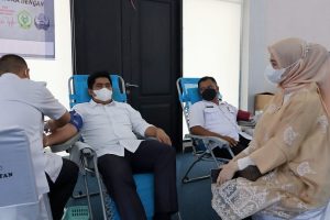 Plt Bupati Bintan Mendonorkan Darah di Hari Ibu