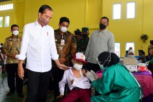 Presiden RI Jokowi Tinjau Vaksinasi di Bintan, Didampingi Roby Kurniawan