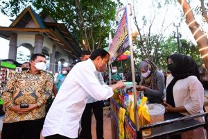 Presiden Jokowi Berbagi BLT untuk Pedagang Taman Batu Sepuluh