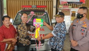 Pengusaha Semangka Menghibahkan Tiga Mobil Ambulans di Bintan