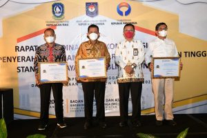 Gubernur Kepri dan Pemkab Bintan Menerima Penghargaan dari Ombudsman