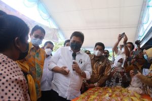 Airlangga Kaget Kadernya Jualan Sembako Murah