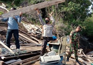 Rumah Warga Ambruk Dihantam Gelombang, Ini yang Dilakukan Camat dan Kepolisian di Mantang