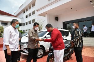 Gubernur Kepri Menyerahkan Bantuan Kendaraan Operasional untuk Tiga Yayasan