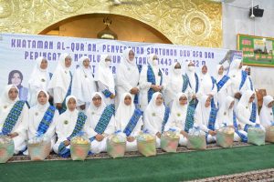 Dewi Kumalasari dan Pengurus BKMT Kepri Berbagi Santunan untuk Kaum Duafa di Tanjungpinang