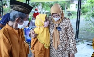 Dewi Kumalasari Bernostalgia Nyambi Bantu Lansia di Rumah Bahagia Bintan
