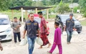 Paguyuban Among Mitro Berbagi Ratusan Paket Sembako di Natuna