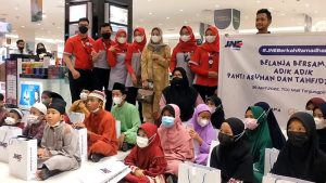 Cara JNE Tanjungpinang Berbagi Paket Lebaran, Ajak Anak Panti Shoping Gratis