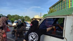 Kedai Kopi Rakyat Berbagi Ratusan Takjil untuk Pejalan Kaki dan Pengendara