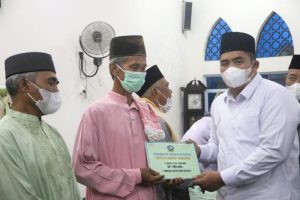 Plt Bupati Bintan Menyerahkan Dana Rp100 Juta untuk Masjid Fastabiqul Khairot