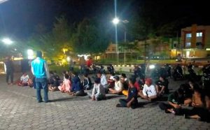 Puluhan Pelajar Tawuran Perang Sarung di Jalan Bandara RHF
