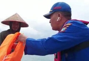 Cuaca Ekstrem, Satpolair Bintan Bantu Life Jacket buat Nelayan Pangkil