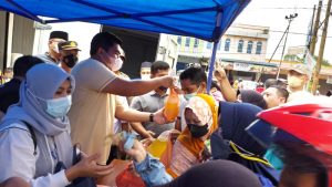 Plt Bupati Bintan Roby Kurniawan Jadi Pedagang Pasar Murah