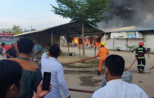 Ansar Menyaksikan Proses Pemadaman Kebakaran Kios di Punggur 