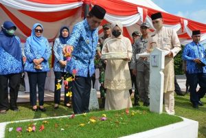 Gubernur Kepri Ziarah ke Makam HM Sani, Ansar: Jangan Lupakan Sejarah