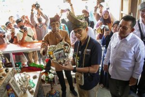 Menparekraf dan Gubernur Kepri Bermain Sepak Takraw di Kampung Tua Bakau Serip