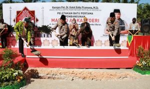 Wakapolri Meletakkan Batu Pertama Pembangunan Masjid Berdesain Timur Tengah di Riau