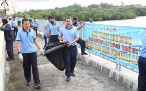Danlanud RHF Tanjungpinang Bikin Aksi Bersih di Jembatan Dompak
