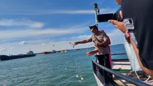 Kapolres Bintan Ziarah ke TMP Dwikora dan Tabur Bunga di Laut