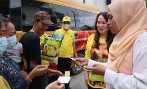 Cen Sui Lan Reses Nyambi Menyerahkan Bantuan Beras dari Airlangga Hartarto di Batam