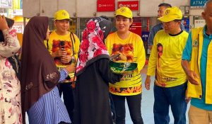 Cen Sui Lan Berbagi 200 Paket Beras Airlangga Hartarto di Pasar Fanindo