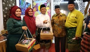 MTQ 2022 Provinsi Kepri di Anambas, Ansar Ahmad Memborong Produk UMKM Lokal